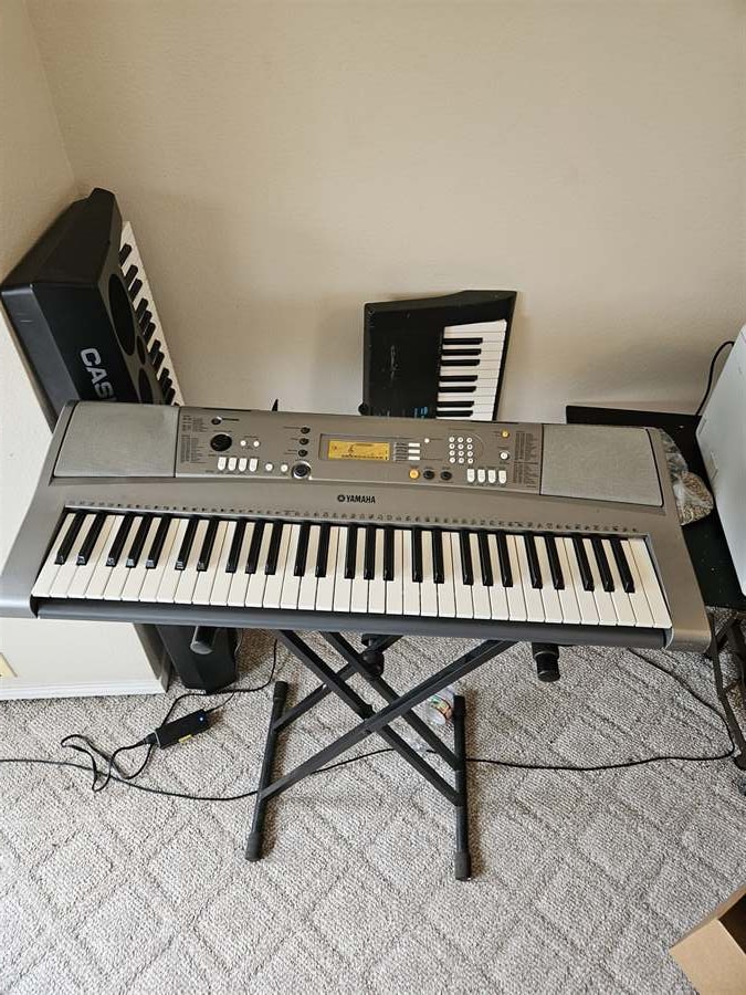 Yamaha YPT-310 61-Key Portable Keyboard with Stand